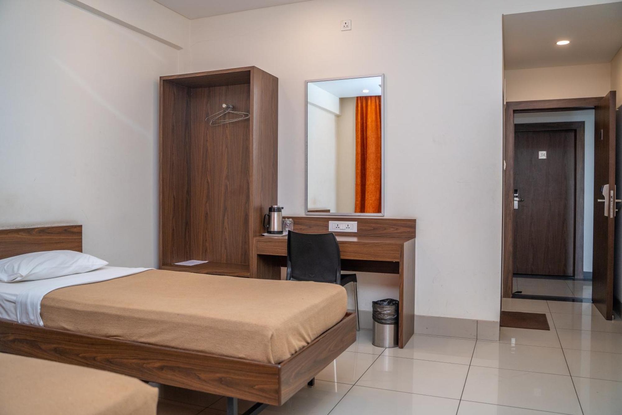 Hotel Dreamland Пуна Экстерьер фото